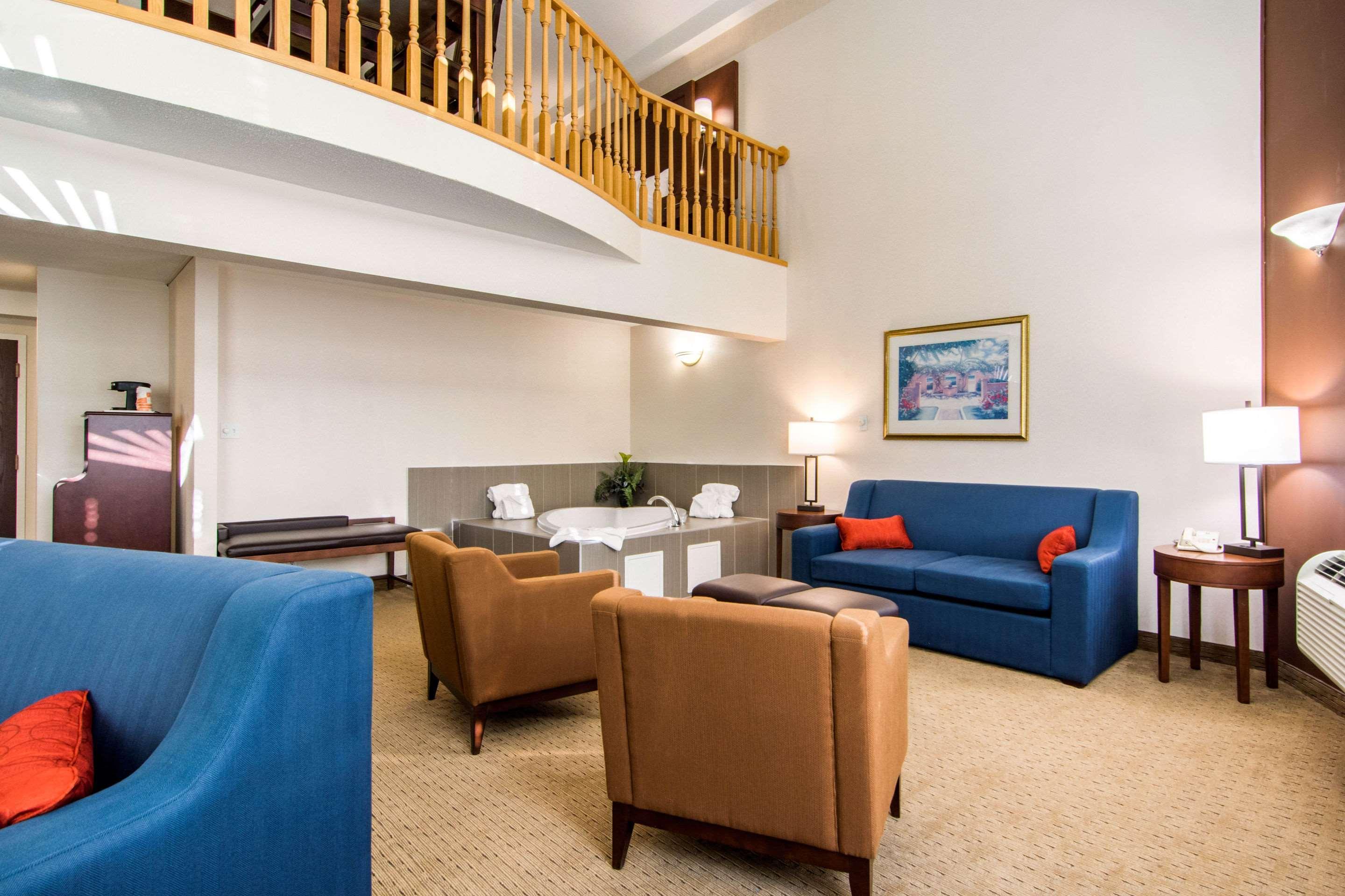 Comfort Inn & Suites Медисин-Гат Екстер'єр фото