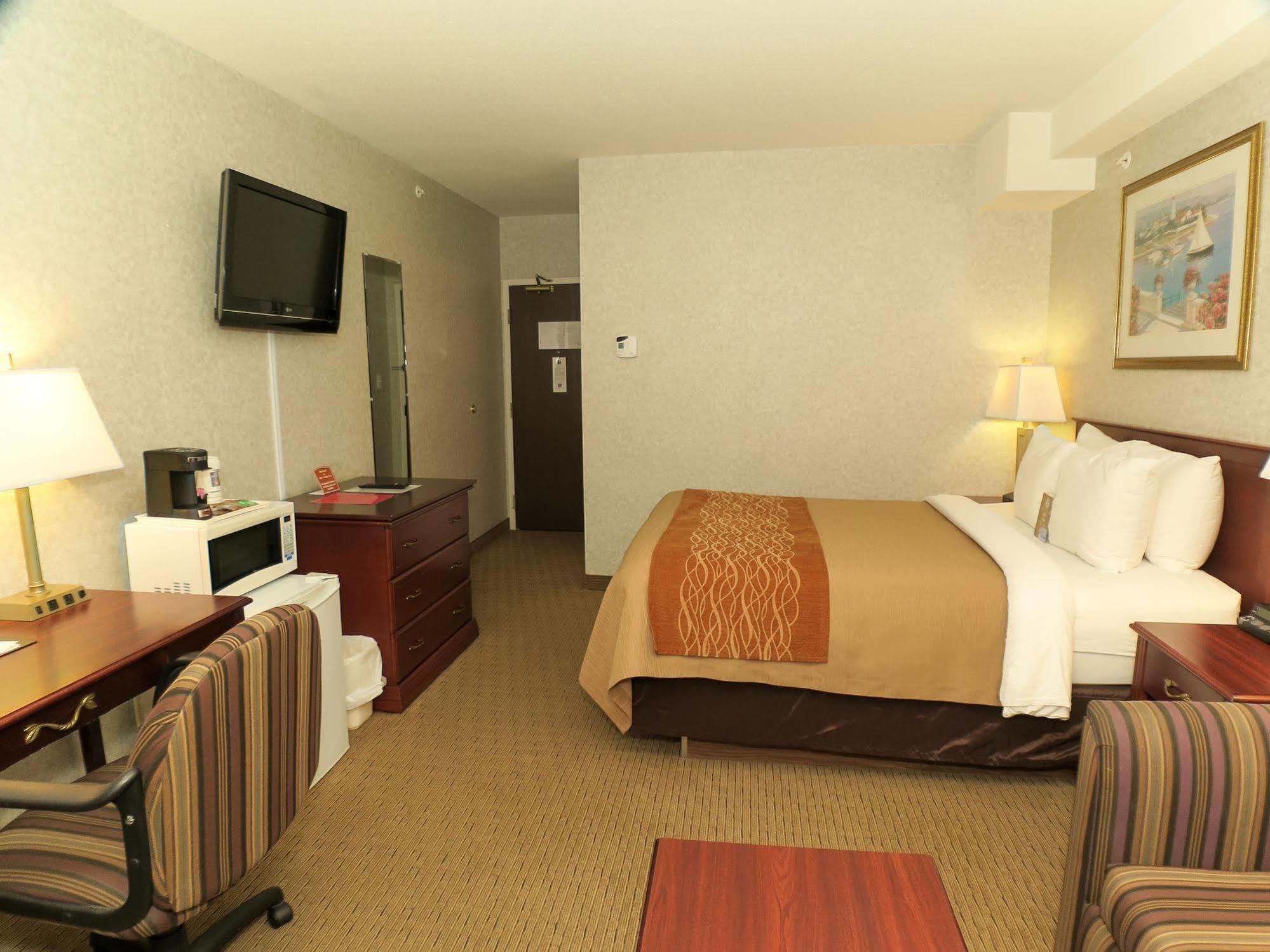 Comfort Inn & Suites Медисин-Гат Екстер'єр фото